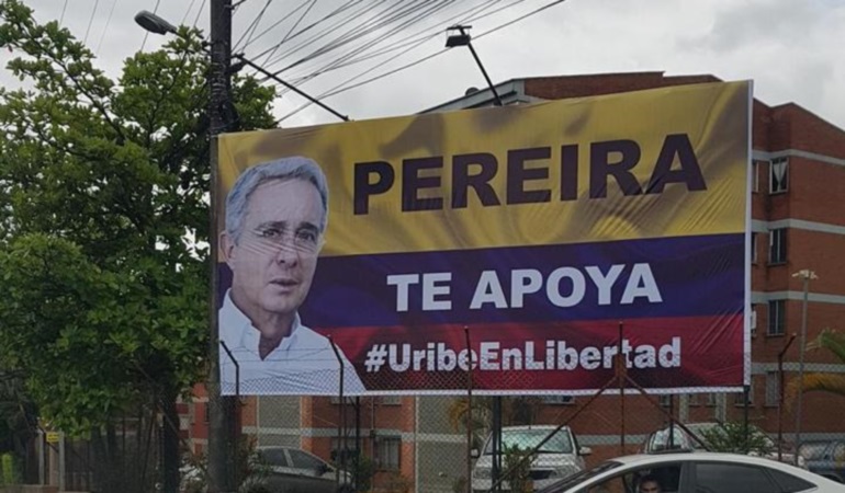 Polémica valla política en Pereira - Una valla de Uribe caldeó los ánimos políticos
