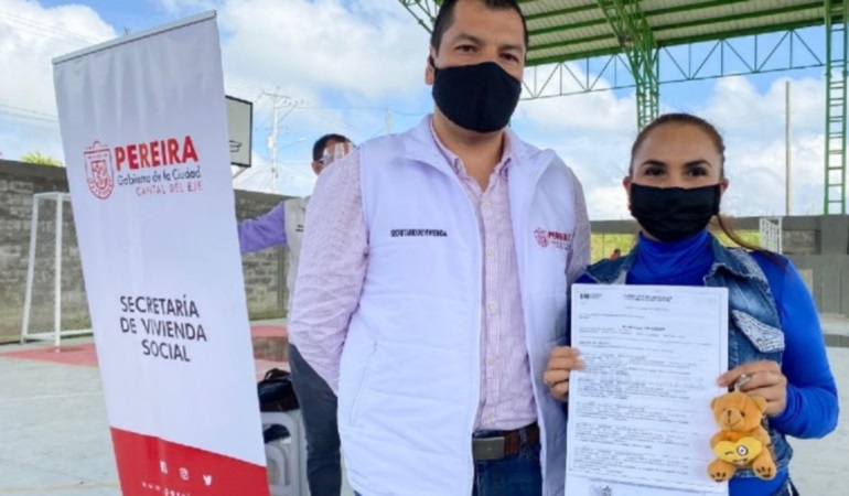 Secretaría de Vivienda entrega escrituras a 50 familias