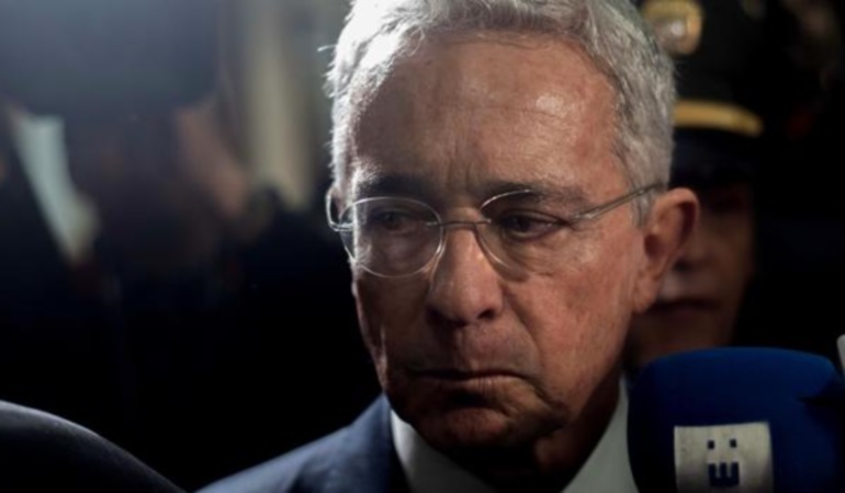 Corte Suprema de Colombia impone detención domiciliaria a expresidente Álvaro Uribe