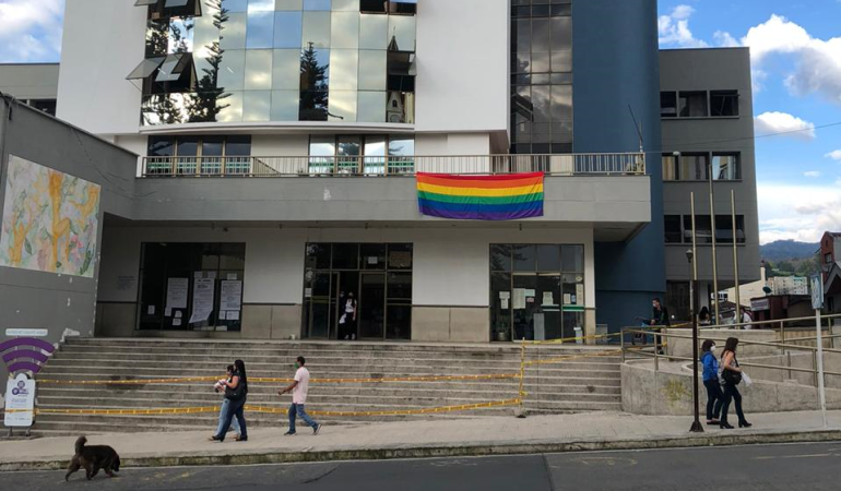 Bandera del Orgullo LGBTI «adorna» sede de gobierno del llamado «Vaticano» conservador