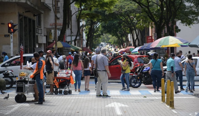 Más de 10 mil contagios y más de 300 muertes por Covid, registró hoy Colombia